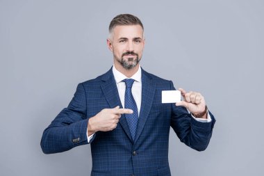 Takım elbiseli kendine güvenen işadamı fotokopi alanı için kartviziti işaret ediyor..