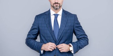 Takım elbiseli başarılı bir adam. Girişimci ya da yönetici. Erkek resmi moda. Profesyonel kırpılmış CEO. Kol saati olan olgun bir patron. Kendine güvenen işadamı ceketini ilikle. iş başarısı.