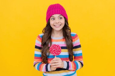 Mutlu küçük kız lolipopu tatlı tut, mutluluk.