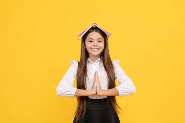 Glad Tonåring Flicka Skoluniform Med Bok Huvud Meditera Med Handgest — Stockfoto