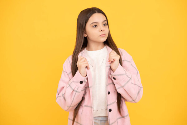 быть таким самоуверенным. ребенок носит клетчатую рубашку. клетчатая фланелевая куртка. красота и мода. последняя тенденция. уличная осень. Девушка-подросток в розовой клетчатой рубашке. Хипстерский стиль casual.