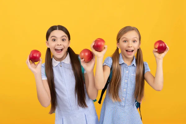 Glückliche Kinder Halten Äpfel Für Gesunden Rücken Zur Schuljause Gelber — Stockfoto