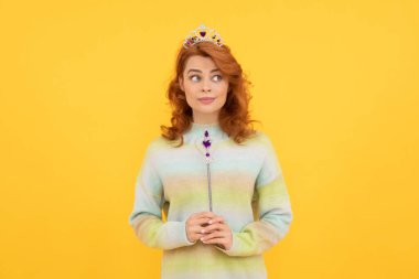 Büyülü değnekli, kraliçe tacındaki kızıl saçlı kadın şaşırdı..