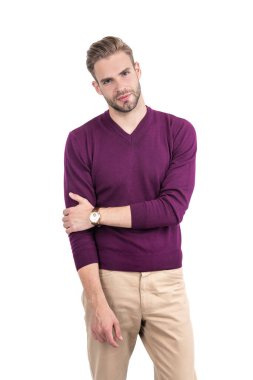 Yakışıklı, beyaz ve modaya uygun günlük kıyafetler giyiyor..