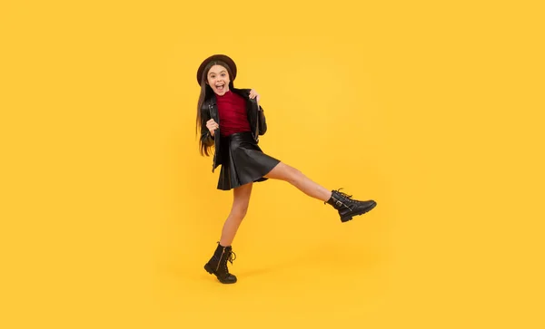 Menina Adolescente Feliz Chapéu Roupas Couro Fazendo Amplo Passo Frente — Fotografia de Stock