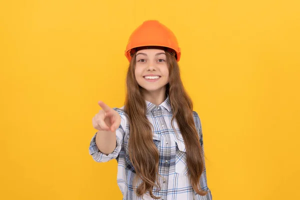 未来的职业 戴头盔的少女穿着格子衬衫的建筑工人小孩 建筑和施工概念 快乐的童工戴着硬礼帽 指指点点 儿童发展 劳动节快乐 — 图库照片