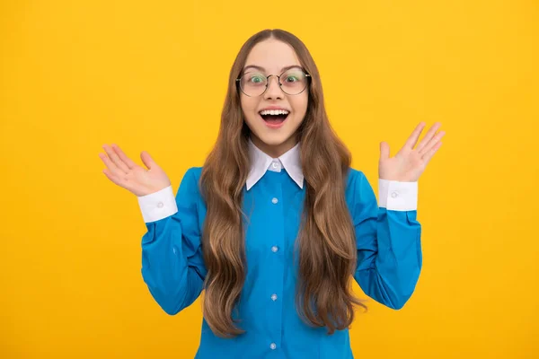 Transmitindo Com Felicidade Menina Feliz Fundo Amarelo Menina Feliz Infância — Fotografia de Stock