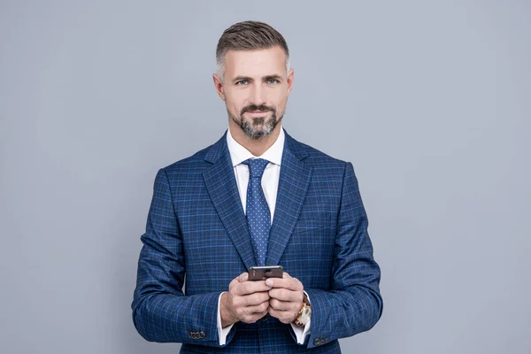 Confident Businessman Man Suit Typing Text Message Phone Chatting — Stock Photo, Image