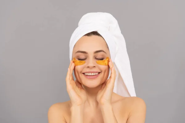 Wanita Bahagia Dengan Handuk Terry Menggunakan Penutup Mata Emas Wajah — Stok Foto