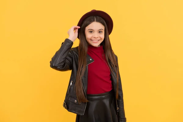 Gai Élégant Adolescent Enfant Enfant Chapeau Sur Fond Jaune Tendances — Photo