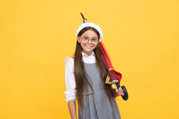 Szczęśliwy Nastolatek Dziewczyna Okularach Beret Trzymać Kolorowy Parasol Dla Ochrony — Zdjęcie stockowe