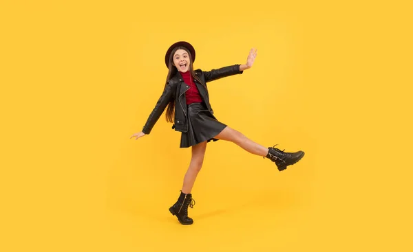 Vuelta Escuela Apresúrate Felicidad Infantil Chica Feliz Desgaste Cuero Bailando — Foto de Stock