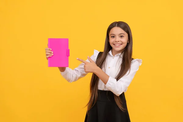 Feliz Adolescente Menina Escola Uniforme Apontando Dedo Livro Publicidade — Fotografia de Stock