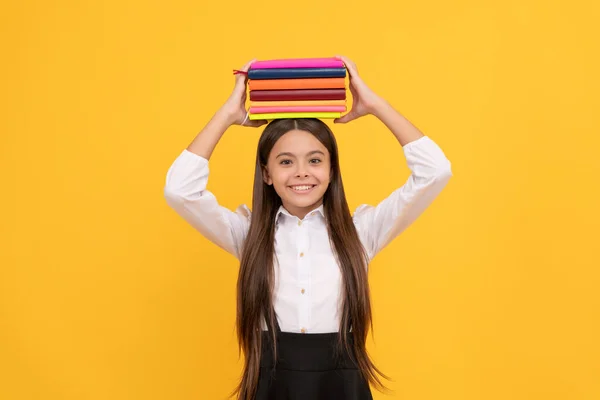 Menina Adolescente Feliz Escola Uniforme Segurar Pilha Livros Conhecimento — Fotografia de Stock