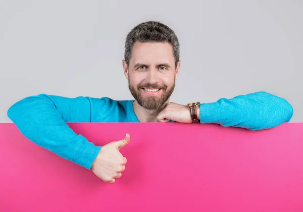 Presenting Novelty Information Male Pink Paper Show Thumb Happy Man — Stock Photo, Image