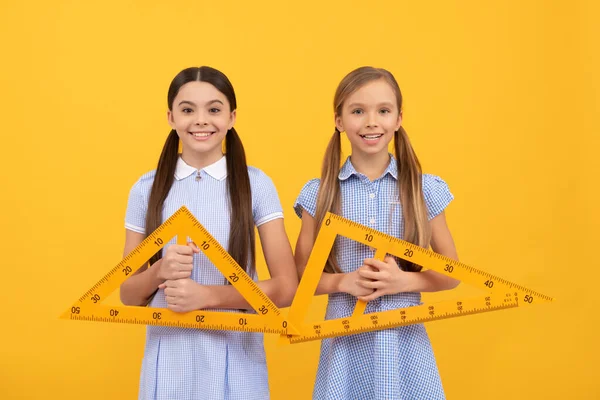 Geometría Para Triángulos Los Niños Felices Tienen Gobernantes Triangulares Lección —  Fotos de Stock