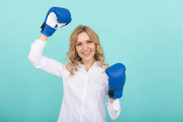 Erfolgreiche Geschäftsfrau Mit Boxhandschuhen Hat Geschäftlichen Erfolg Ceo — Stockfoto