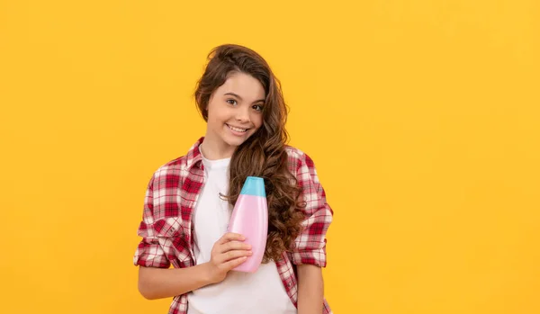 Gelukkig Tiener Meisje Met Lang Krullend Haar Hold Shampoo Fles — Stockfoto