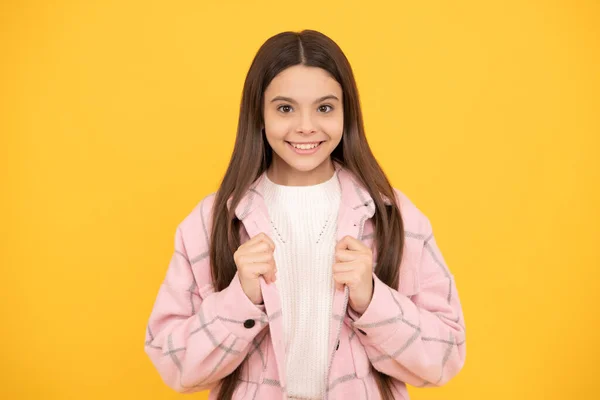 快乐的小女孩穿着粉色格子衬衫 — 图库照片