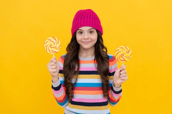 Hippe Jongen Met Kleurrijke Lolly Suikerspin Stok Karamel Snoepwinkel Het — Stockfoto