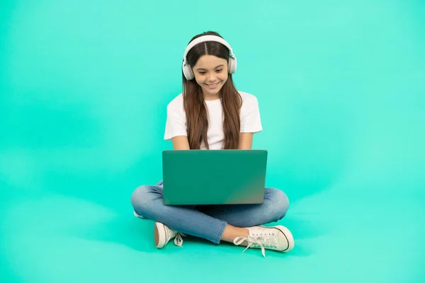 Menina Criança Feliz Usar Laptop Sem Fio Para Chamada Vídeo — Fotografia de Stock