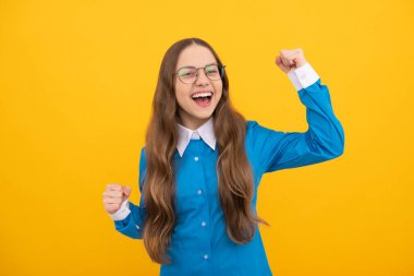 Eğitim başarının anahtarıdır. Mutlu ergen kızlar gösteri kazandıran jestler. Başarıyı kutluyoruz. Okula dönelim. Okul eğitimi. Bilgi toplama günü. 1 Eylül. Başarılı geleceğinden emin..