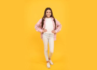 Mutlu kız pembe kareli gömlek giyer, moda.