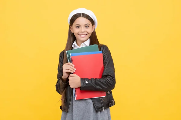 Leren Empowerment Gelukkig Kind Houdt Boeken Bij Schoolonderwijs Leren Scholen — Stockfoto