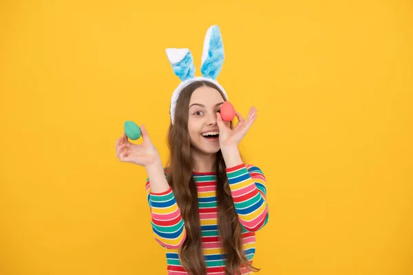 Feliz Pascua Niña Conejo Conejito Orejas Celebrar Coloridos Huevos Para —  Fotos de Stock