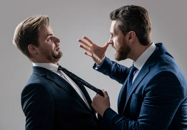 两个愤怒的商人在商务会议上为争夺领导地位而斗争 他们之间存在着商业竞争和竞争 — 图库照片
