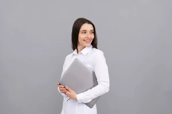 Szczęśliwa Kobieta Białej Koszuli Trzymać Komputer Nowa Technologia — Zdjęcie stockowe