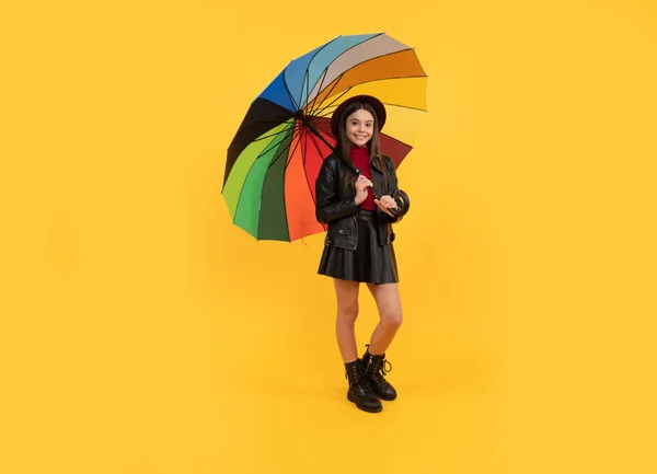 快乐的少女 戴着帽子 穿着皮衣 沐浴在彩虹伞之下 秋天的雨 — 图库照片