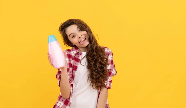 Gelukkig Tiener Meisje Met Lange Krullend Haar Hold Shampoo Fles — Stockfoto