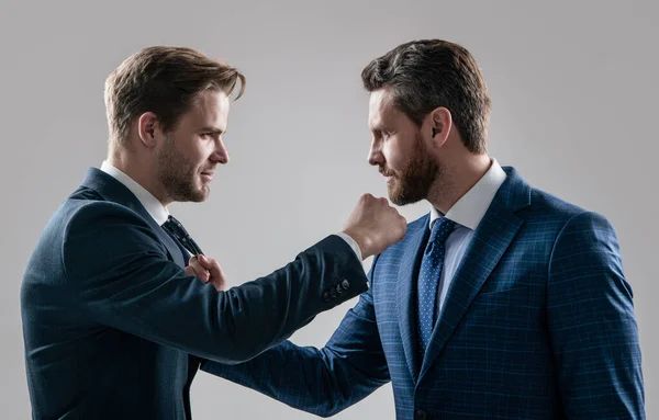 Homens Discordantes Parceiros Negócios Colega Disputando Agressivo Irritado Enquanto Conflito — Fotografia de Stock