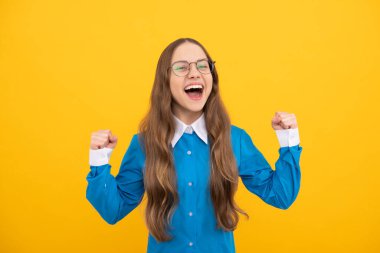 Mutlu okul çocukları, kazanan jest sarı arka plan, kazanan.