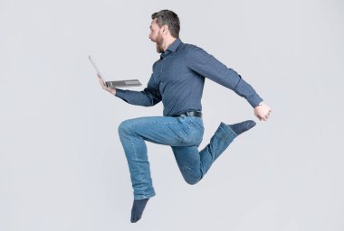 Başarı yolunda koş. Programcı bilgisayar kullansın. Girişimci koşuyor ve acele ediyor. Çevik iş. Ağ yöneticisi bilgisayarı tutun. Kablosuz bilgisayarı olan enerjik bir patron. atlayan iş adamı çevrimiçi çalışıyor.