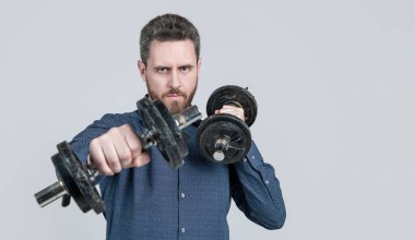 İş başarısı. Koltuk değnekleriyle eğitime hazır kendine güvenen bir adam. Patron güç ve otorite göster. Dambılı bir iş adamı. Spor gücü. kopyalama alanı. Erkeklerin gücü. Başarılı CEO Sporcu.