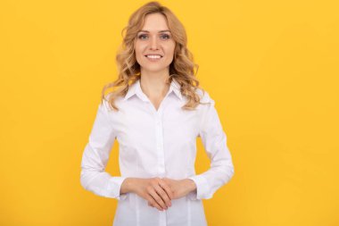 Dost canlısı kadın CEO. Beyaz gömlekli neşeli sarışın kadın. Ofis çalışanı. Şirket modası. İş gündelik tarzı. Beyaz yakalı kız. Yönetici asistanı veya çalışanı. gülümseyen iş kadını.