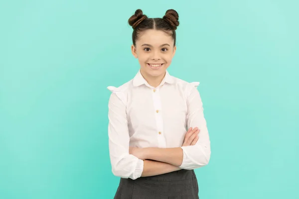 Menina Adolescente Confiante Pupila Sorriso Feliz Mantendo Braços Cruzados Fundo — Fotografia de Stock