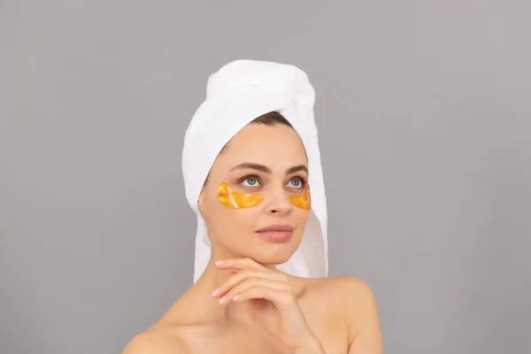 Sensuele Dame Met Badstof Handdoek Gebruik Gezicht Gouden Ooglapje Voor — Stockfoto