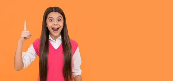 Surpreso Adolescente Menina Escola Com Cabelo Longo Inspirado Com Ideia — Fotografia de Stock