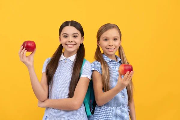 Crianças Escola Primária Feliz Segurar Maçãs Saborosas Fruta Fundo Amarelo — Fotografia de Stock