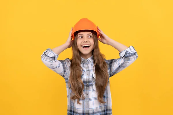 Menina Feliz Adolescente Capacete Camisa Quadriculada Carpinteiro — Fotografia de Stock