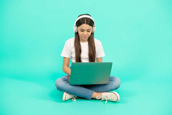 Mosolygós Gyermek Lány Használ Vezeték Nélküli Laptop Videohívás Vagy Hallgatni — Stock Fotó