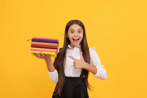 Verrast Tiener Meisje School Uniform Wijzend Vinger Boek Stack Adviseur — Stockfoto