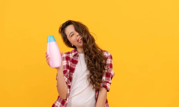 Ευτυχισμένη Έφηβος Κορίτσι Μακριά Σγουρά Μαλλιά Κρατήστε Μπουκάλι Σαμπουάν Conditioner — Φωτογραφία Αρχείου
