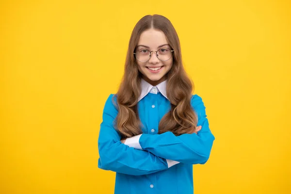 Αυτοπεποίθηση Έφηβος Κορίτσι Γυαλιά Χαρούμενος Χαμόγελο Κρατώντας Χέρια Σταυρωμένα Μπλε — Φωτογραφία Αρχείου
