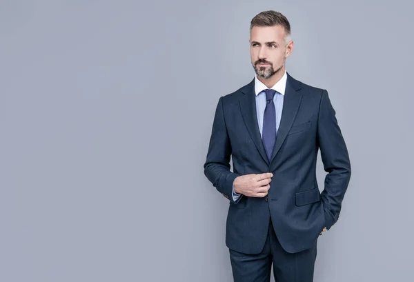 Kendine güvenen iş adamı takım elbiseli, fotokopi alanı, ceo.