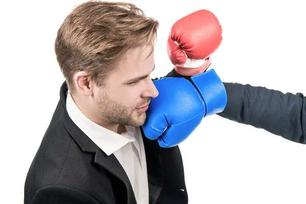 Молодой Профессиональный Бизнесмен Получает Удар Лицо Боксерской Перчаткой Изолированной Белом — стоковое фото