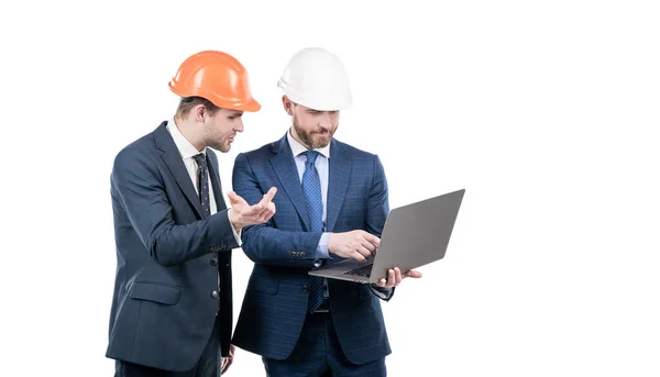 Zwei Geschäftsleute Männer Partner Anzug Und Schutzhelm Arbeiten Laptop Online — Stockfoto